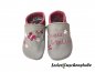 Preview: Lederpuschen in steingrau-altrosa; links 2 Schmetterlinge (bordeauxe-rosa-creme) Namen (altrosa) und rechts Stickerei 9 Schmetterlinge (bordeauxe-rosa-altrosa-creme) 